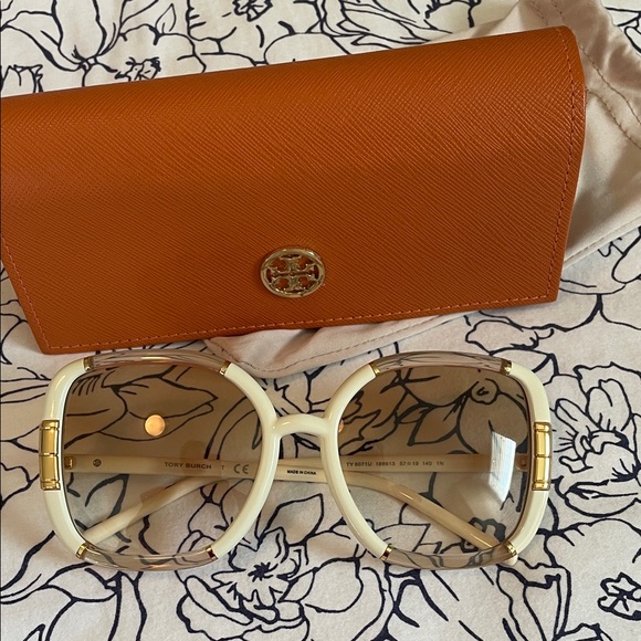 Tory Burch Cream with gold accents Oversized Sunglasses with case & cloth - Picture 13 of 15